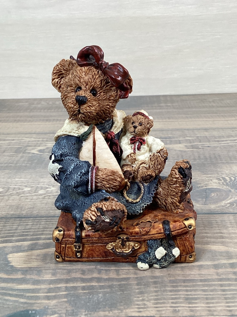 Boyds Bears 1993 "Bailey Bear with Suitcase" Style #2000 Figurine